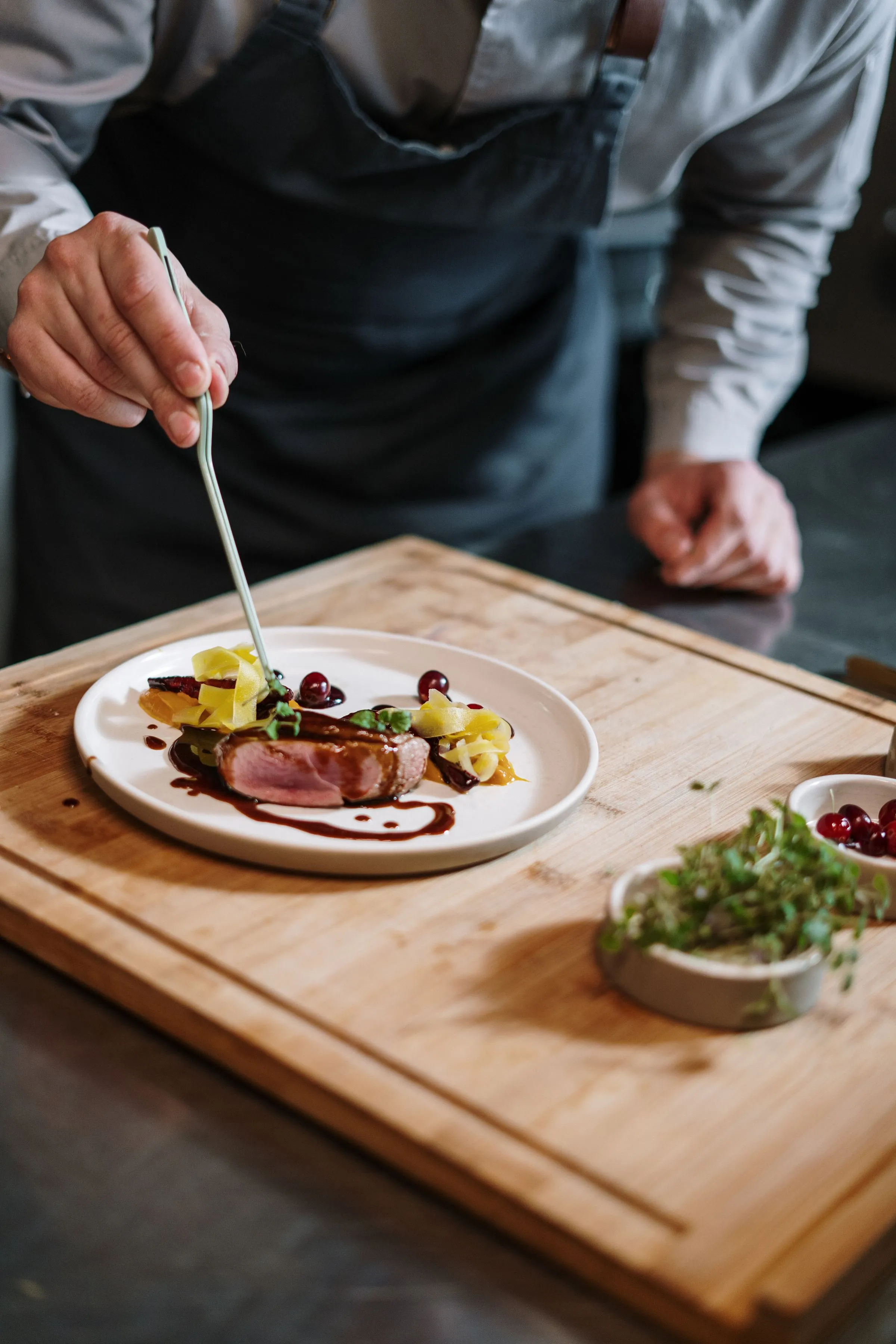 Un chef dresse une assiette dans une cuisine de restaurant